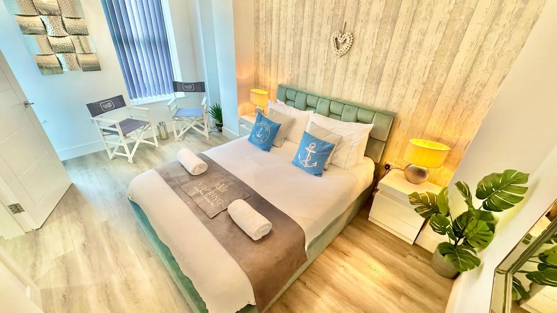 Coastal Vibes - Stunning Bournemouth Apartment With King Size Bed And Free Parking - Central Location And Close To Beach