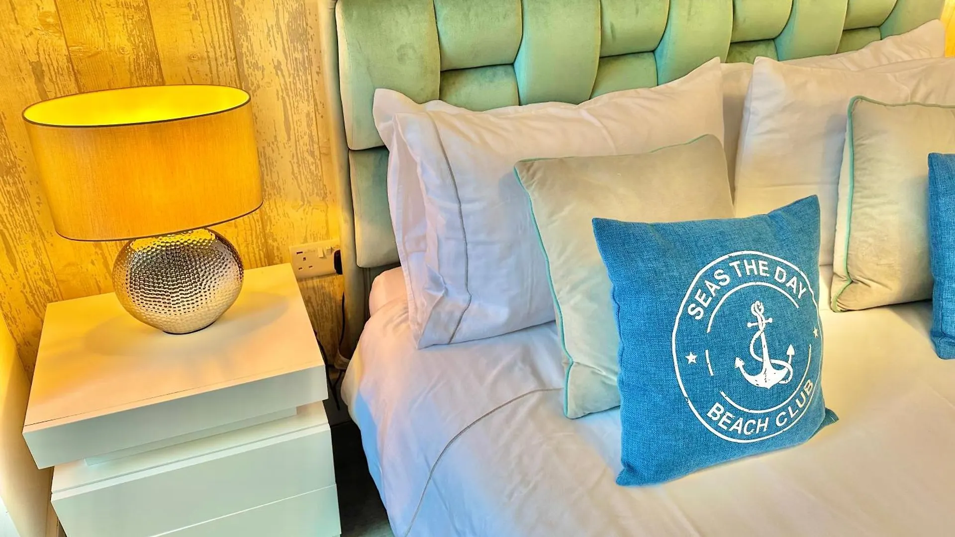 Coastal Vibes - Stunning Bournemouth Apartment With King Size Bed And Free Parking - Central Location And Close To Beach