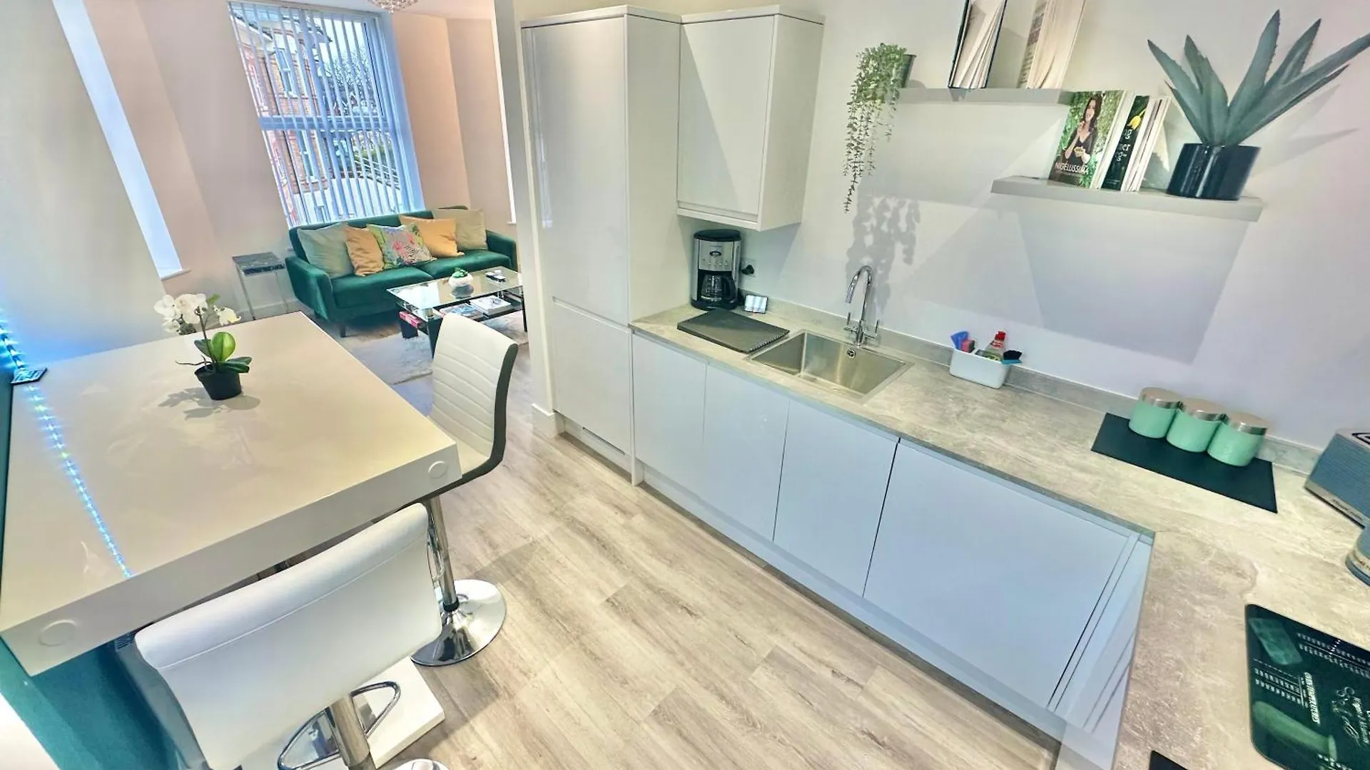 Coastal Vibes - Stunning Bournemouth Apartment With King Size Bed And Free Parking - Central Location And Close To Beach United Kingdom