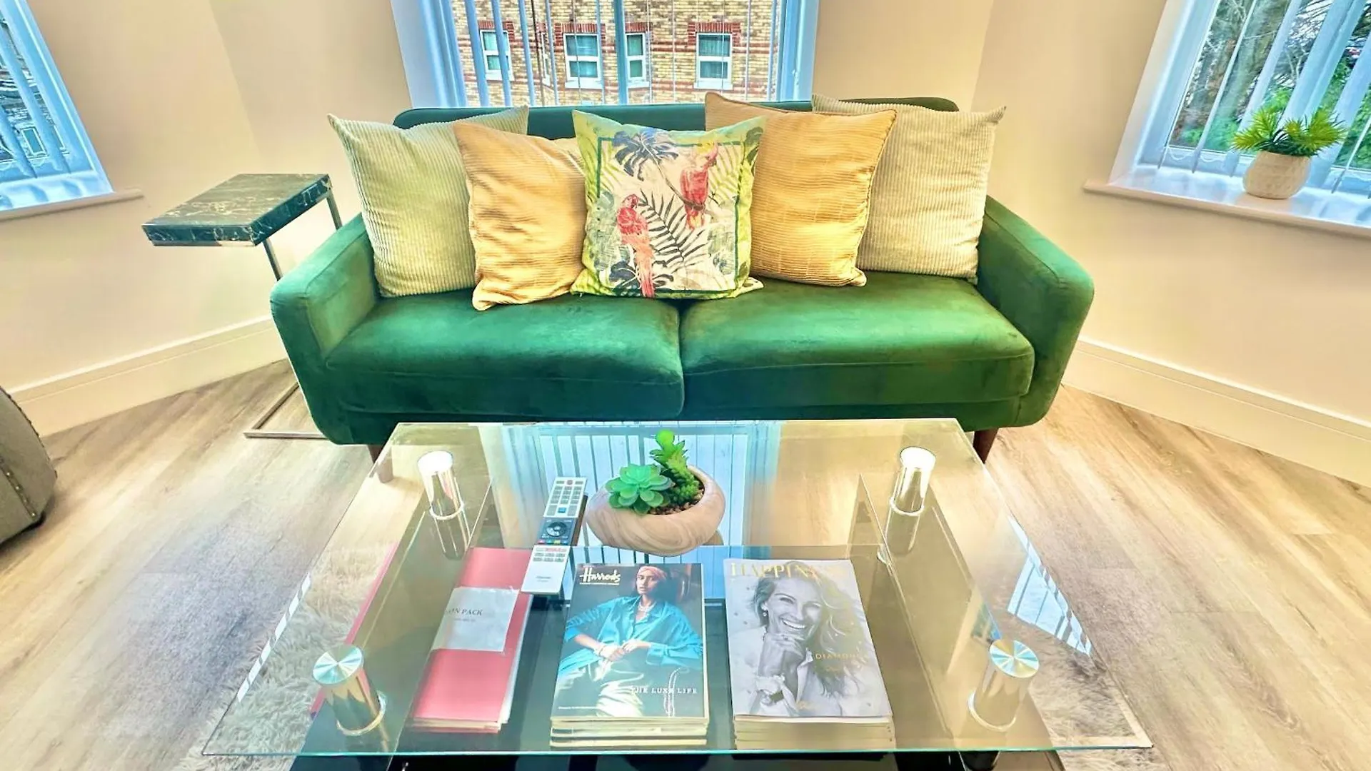 Coastal Vibes - Stunning Bournemouth Apartment With King Size Bed And Free Parking - Central Location And Close To Beach