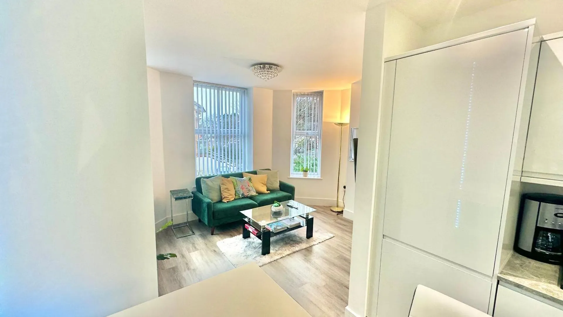 Coastal Vibes - Stunning Bournemouth Apartment With King Size Bed And Free Parking - Central Location And Close To Beach 0*,  United Kingdom