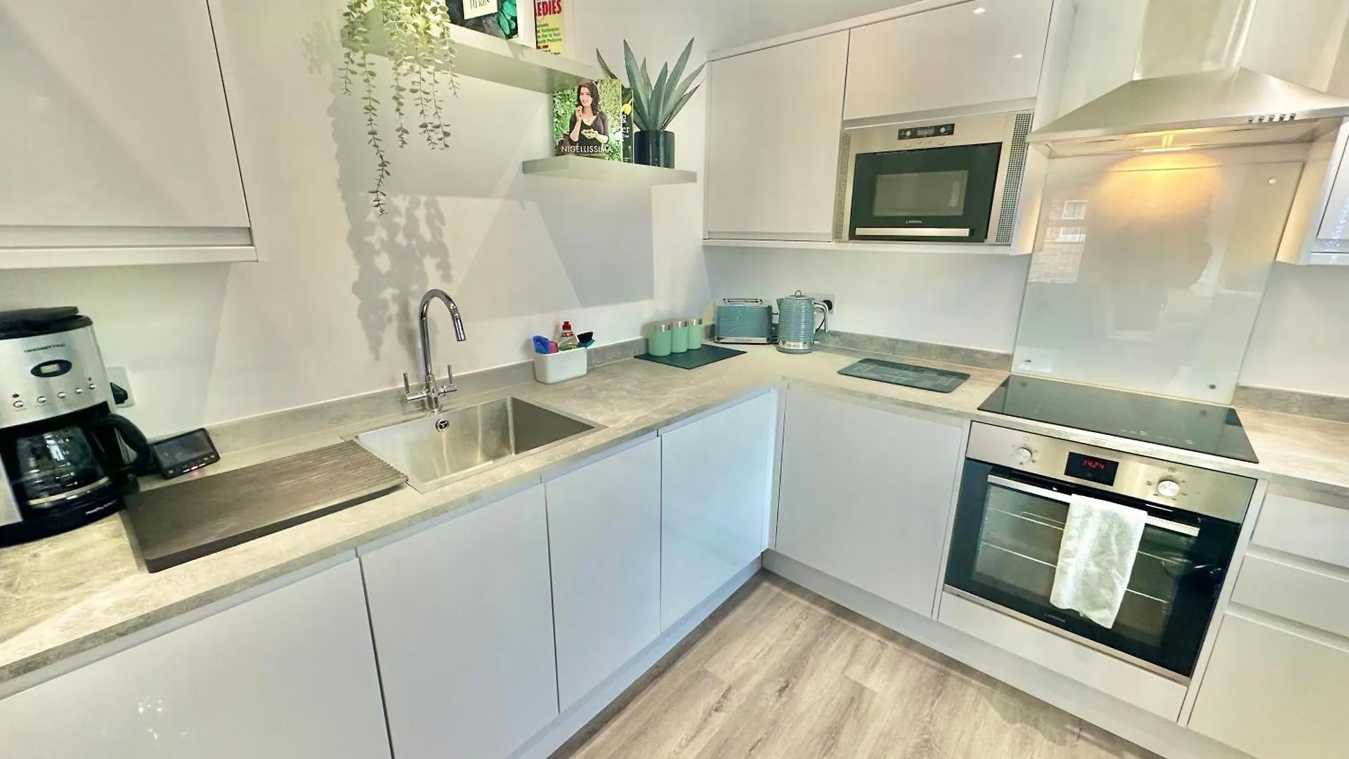 Coastal Vibes - Stunning Bournemouth Apartment With King Size Bed And Free Parking - Central Location And Close To Beach