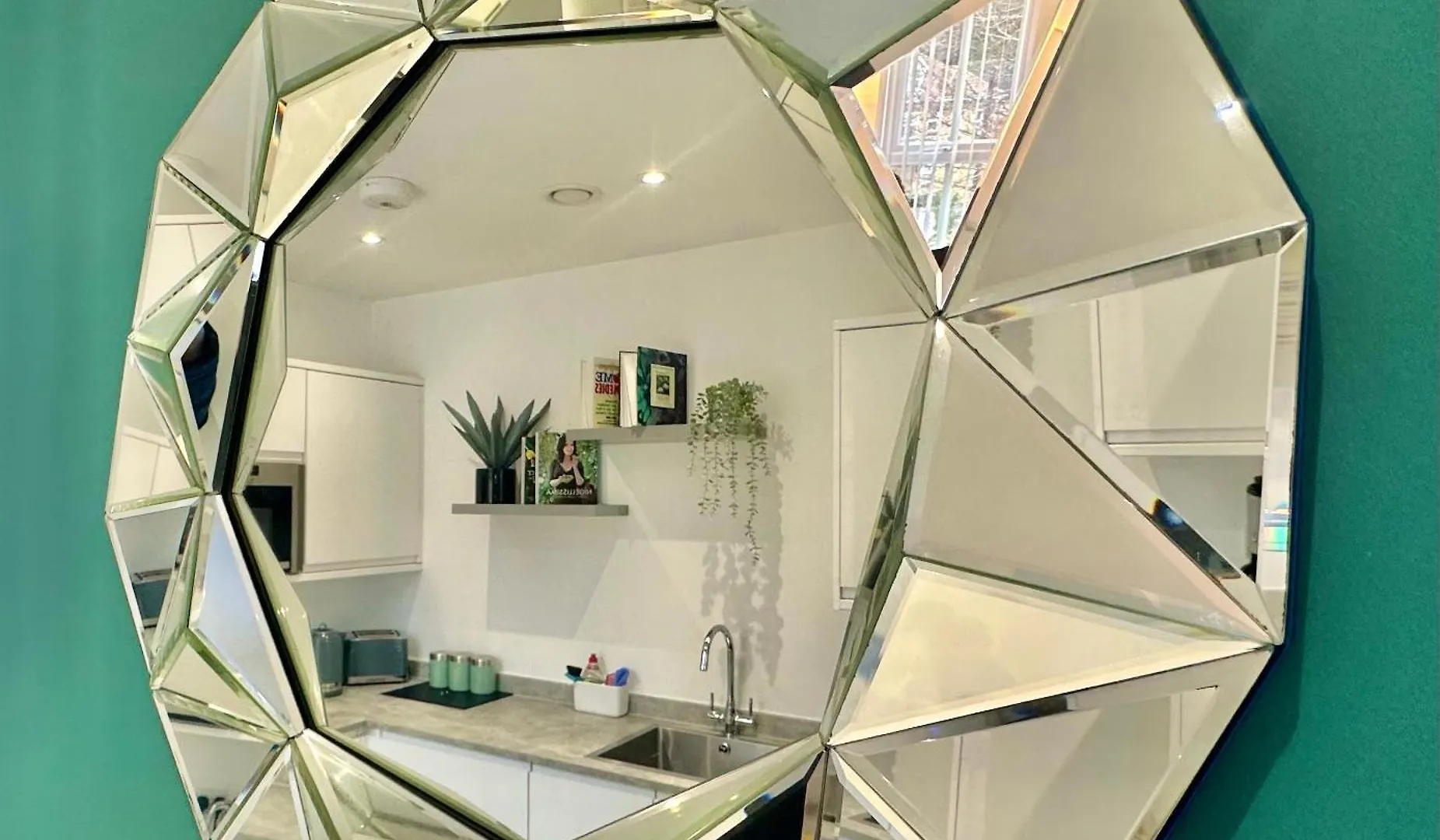 Coastal Vibes - Stunning Bournemouth Apartment With King Size Bed And Free Parking - Central Location And Close To Beach 0*,