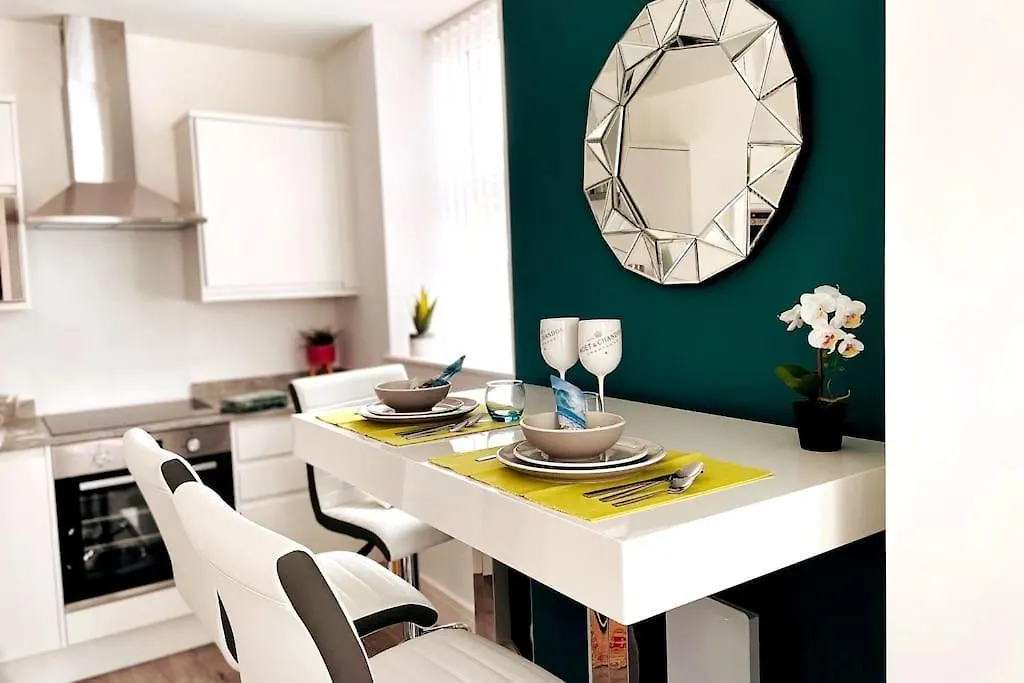 Coastal Vibes - Stunning Bournemouth Apartment With King Size Bed And Free Parking - Central Location And Close To Beach
