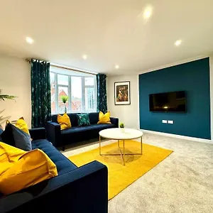 Massive 3 Bedroom - Ground Floor - Near The Beach! Apartment